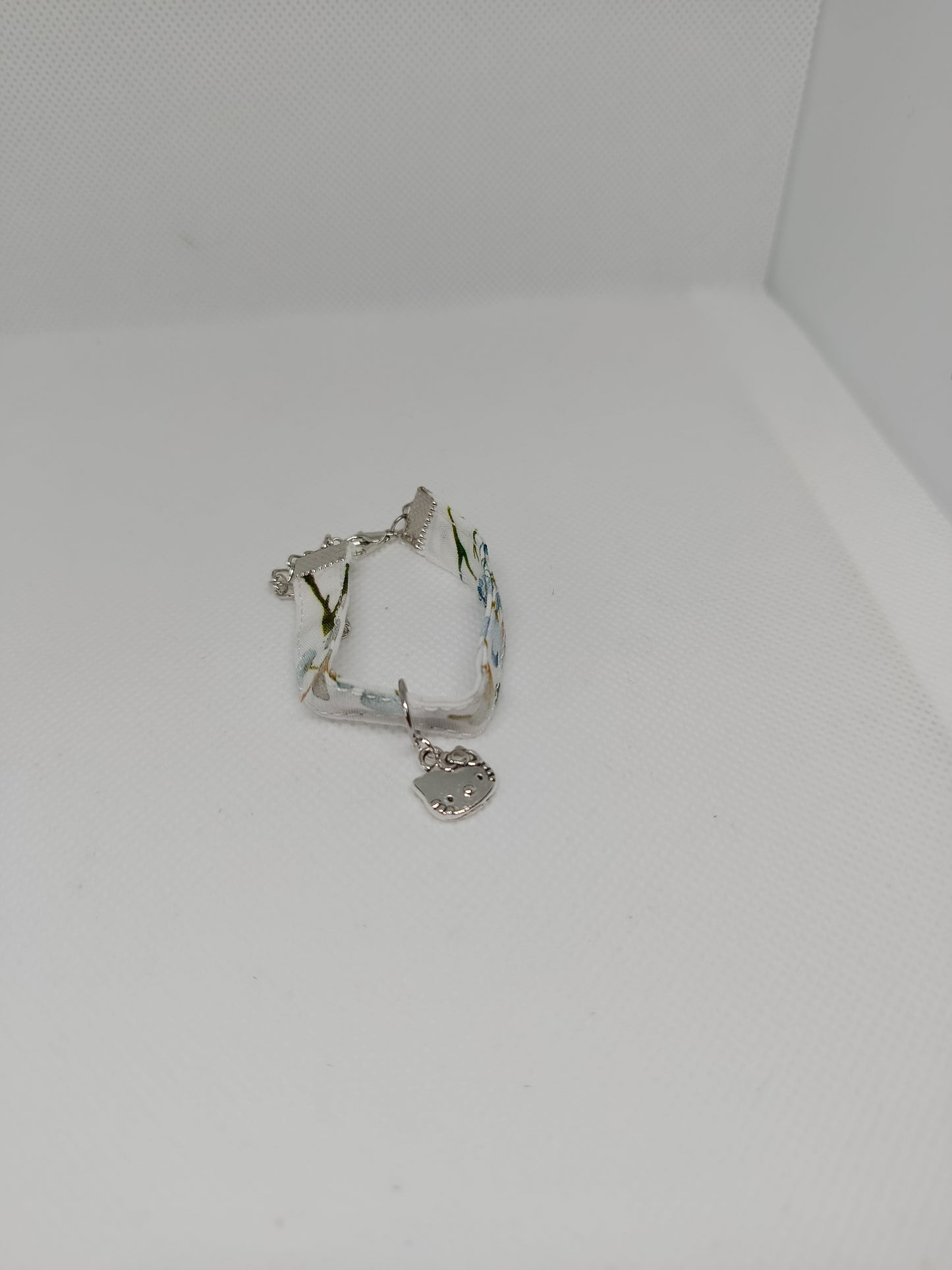 bracelet avec pendentif hello kitty