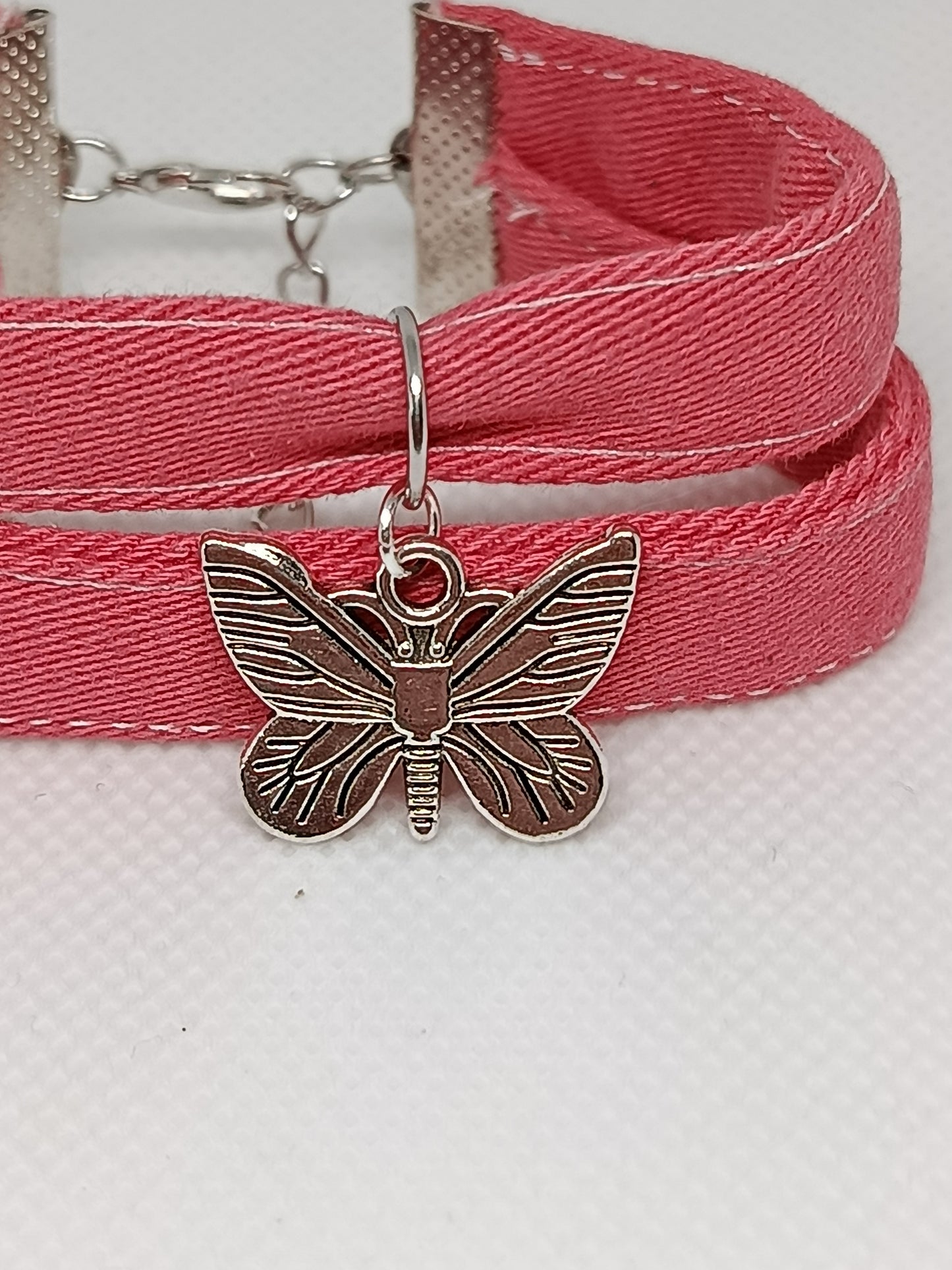 bracelet avec pendentif papillon