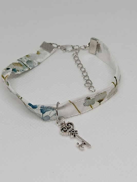 bracelet avec pendentif clé
