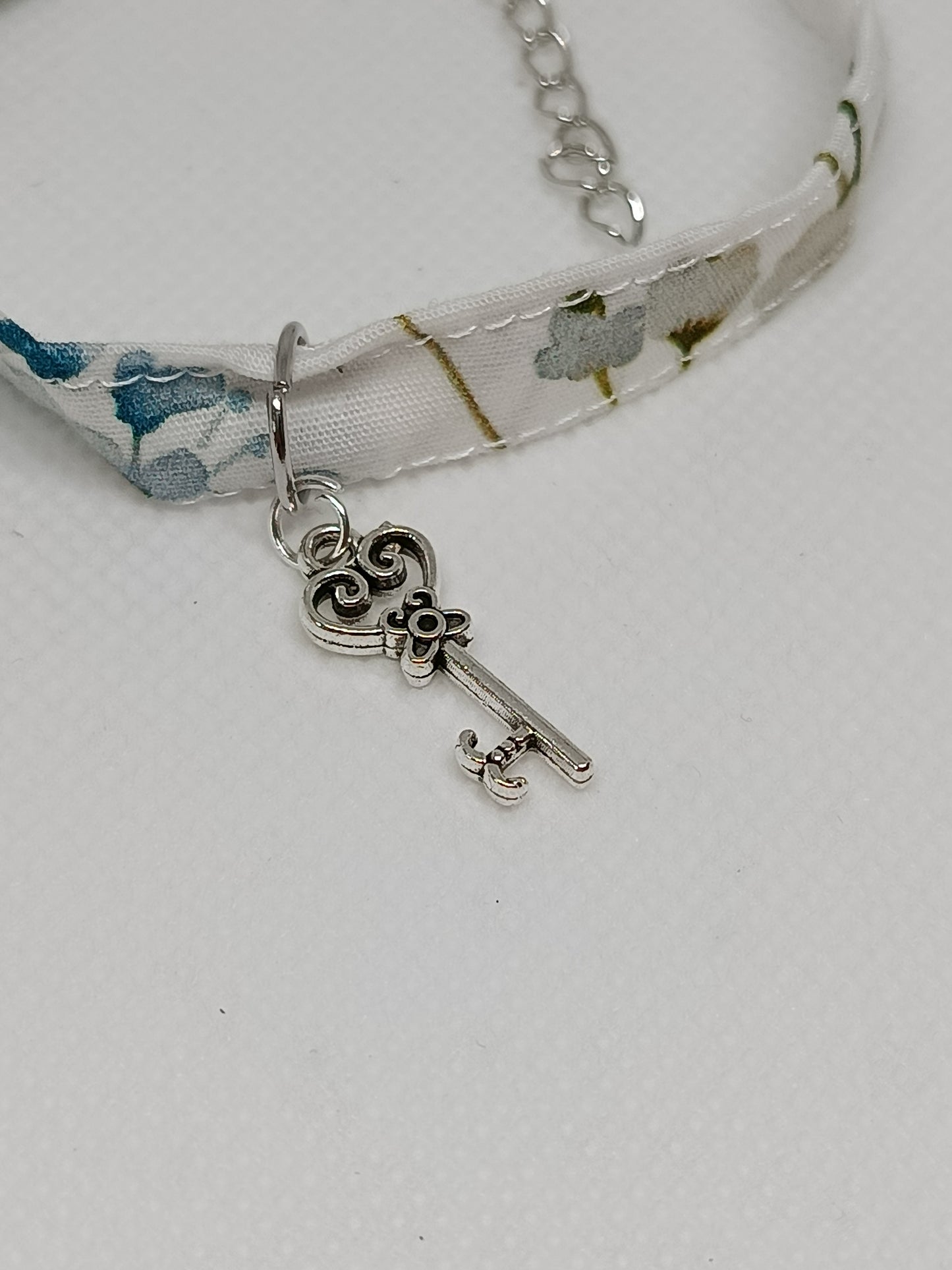 bracelet avec pendentif clé