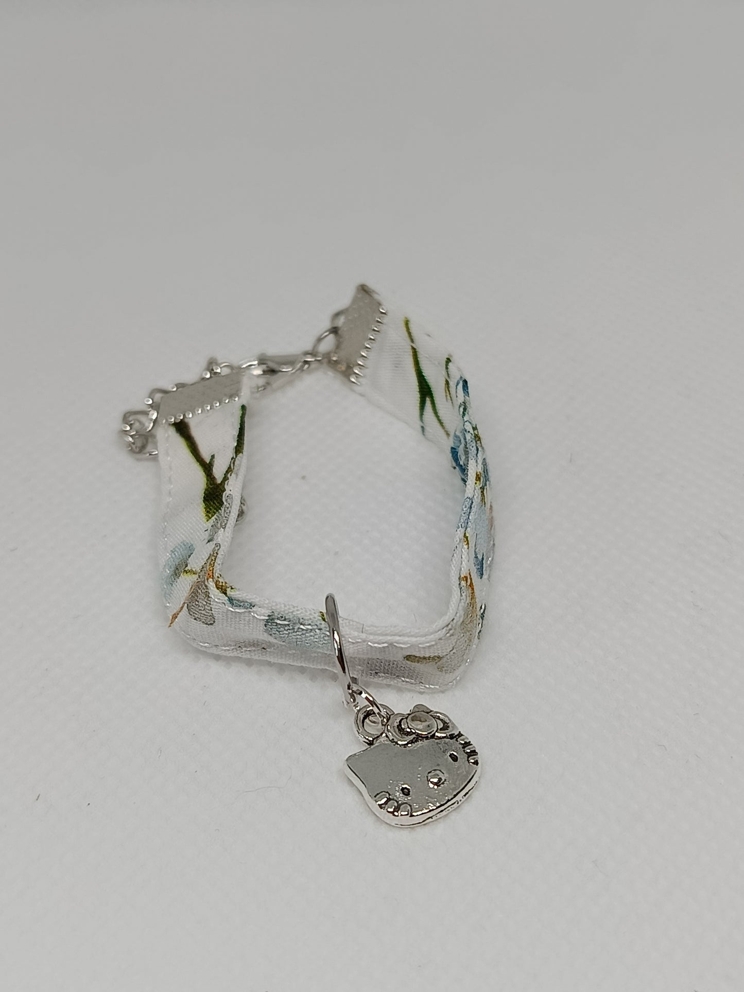 bracelet avec pendentif hello kitty